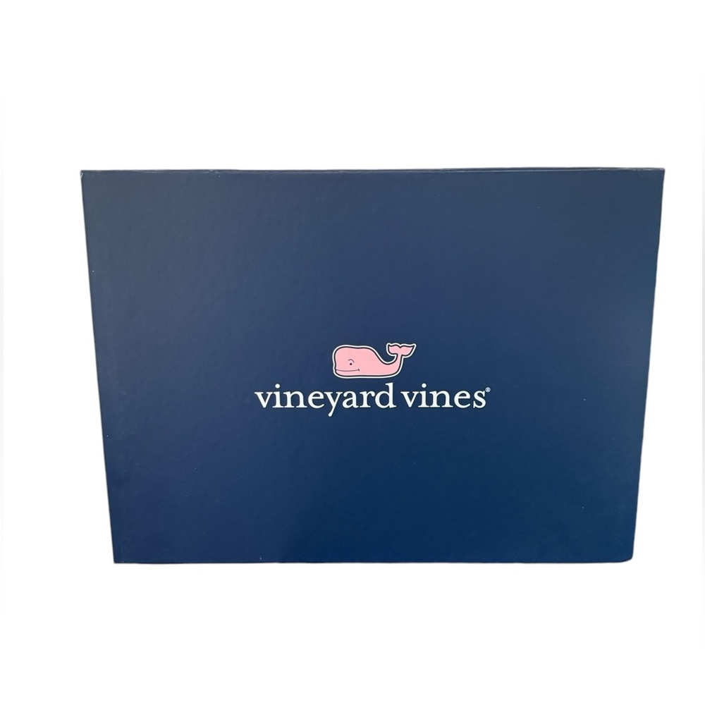 New Vineyard Vines Gift Box with magnetic closure Blue with whale.
